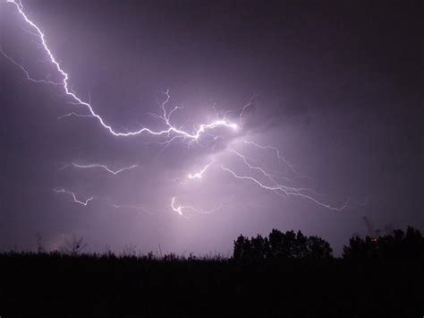 我看到天空突然雷鳴閃電